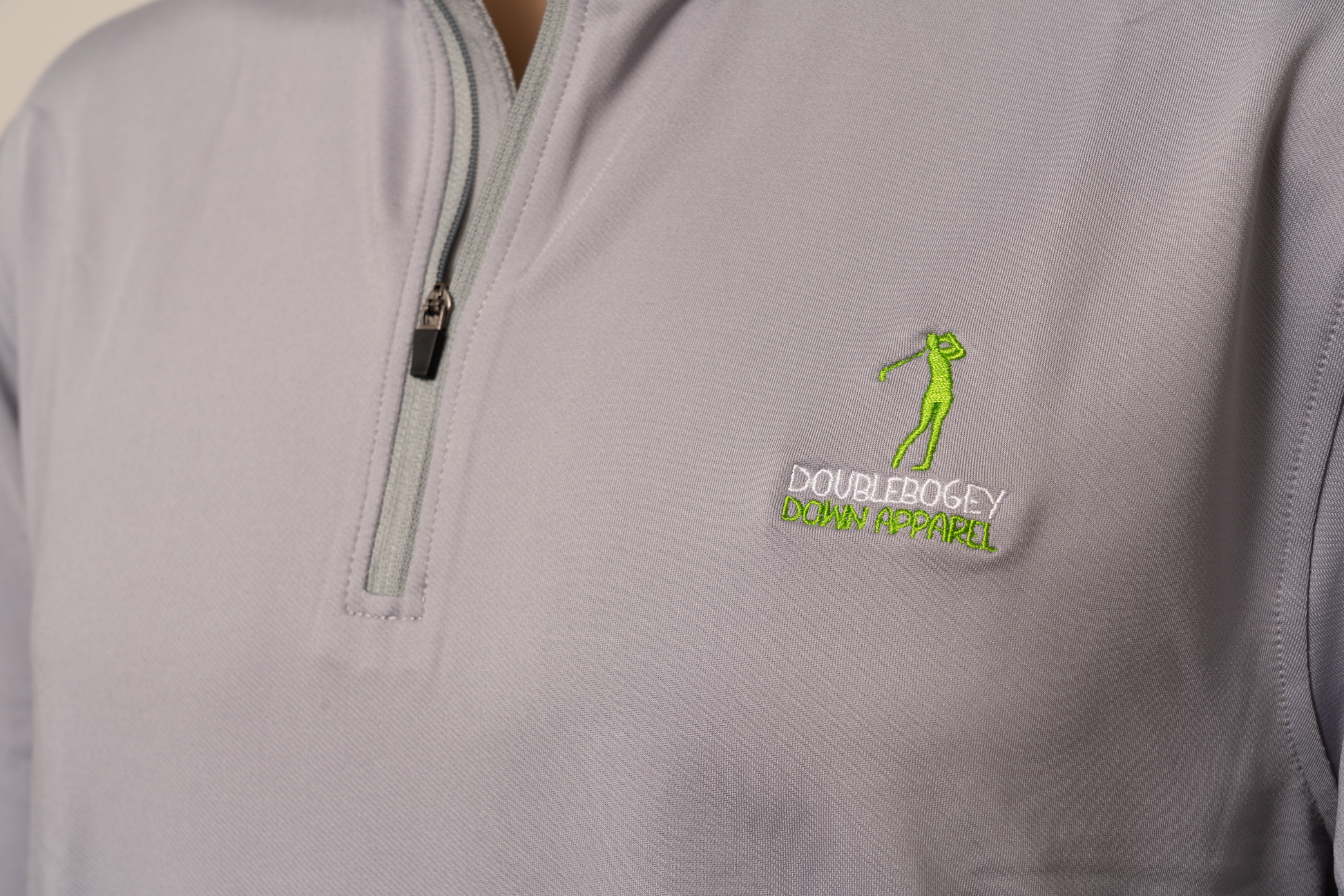Close-up of The Silver Slice men’s golf quarter zip zipper and collar detail – modern design with high-quality fabric for performance and style.